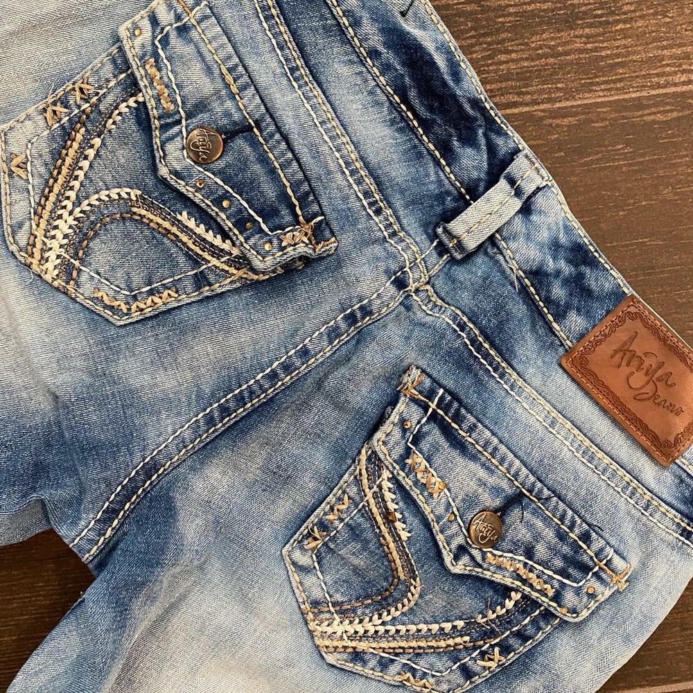 28.5” W, Light Wash Ariya Jeans Cut Off Jean Shorts Size 7/8